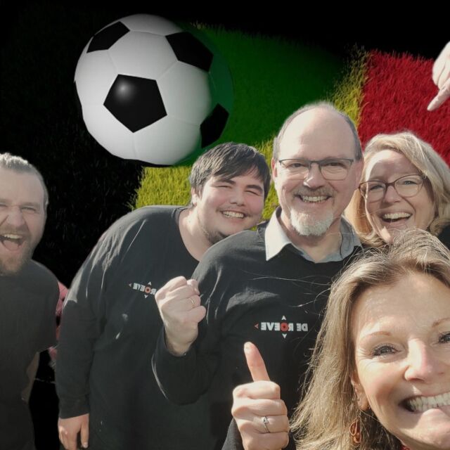 [#ekvoetbal2024]⚽ We zijn klaar voor het #ek! 🏅 De bal ligt nu bij onze collega's, voor het invullen van onze EKbedrijfsprognostiek, die we speciaal voor deze gelegenheid met @tifogame in elkaar hebben gebokst. 🏆 En er zijn mooie prijzen te winnen! Wie gaat met de hoofdprijs naar huis? Wordt het een collega in #belgië of in #nederland? ✌ May the best one win! In #duitsland en bij #deroeve #thegameison #doemee @deroeveindustrie